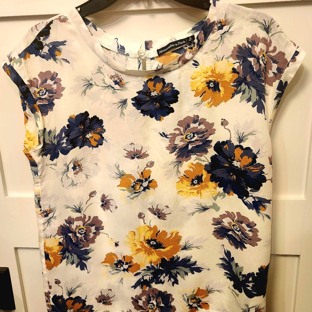 Abercrombie and Finch Womens Size S Floral Top Blouse